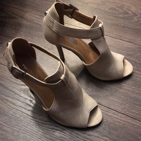 Heels - Picture 2 of 3